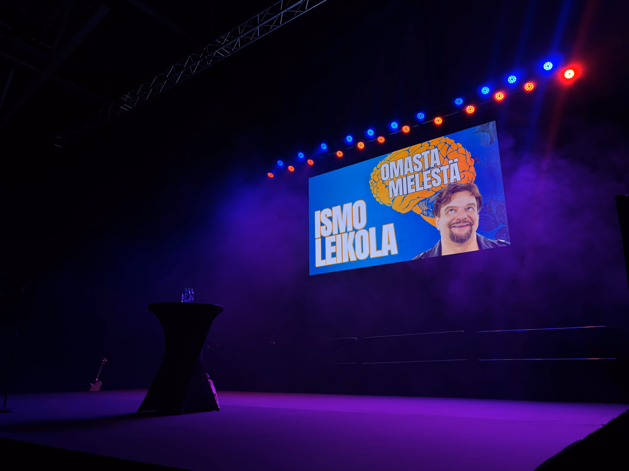 Ismo Leikola Omasta mielestä stand up -keikan tapahtumatekniikka Seinäjoki Areenalla